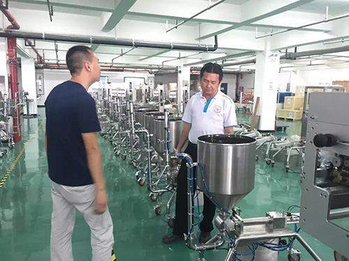 歡迎馬來西亞客戶參觀醬料包裝機生產現場(圖1)