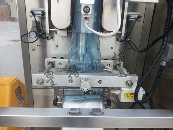 草莓醬料包裝機在食品行業(yè)的重要性(圖2) 草莓醬料包裝機在食品行業(yè)的重要性(圖2)