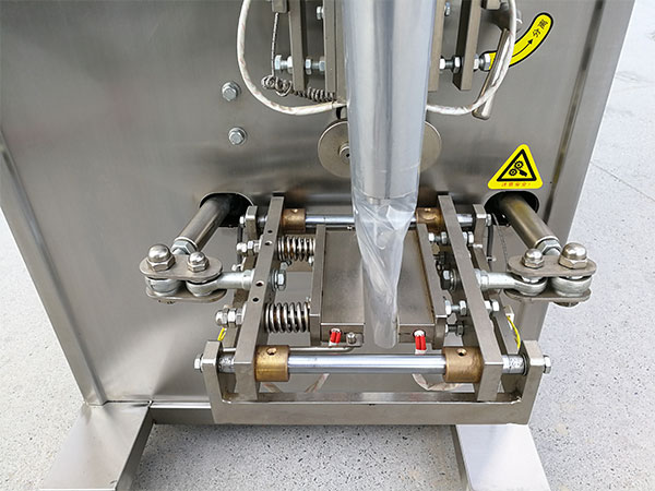 牛肉醬料包裝機設(shè)計合理通用(圖2) 牛肉醬料包裝機設(shè)計合理通用(圖2)