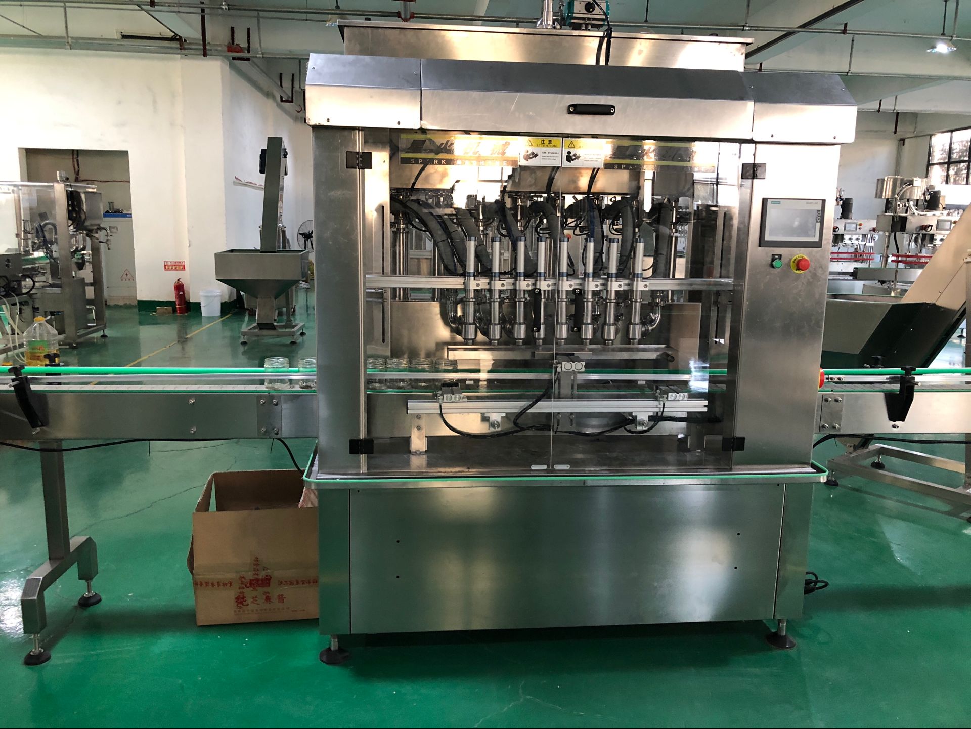 全自動(dòng)辣椒醬灌裝機(jī)適用于不同的生產(chǎn)企業(yè)的需求(圖1) 全自動(dòng)辣椒醬灌裝機(jī)適用于不同的生產(chǎn)企業(yè)的需求(圖1)