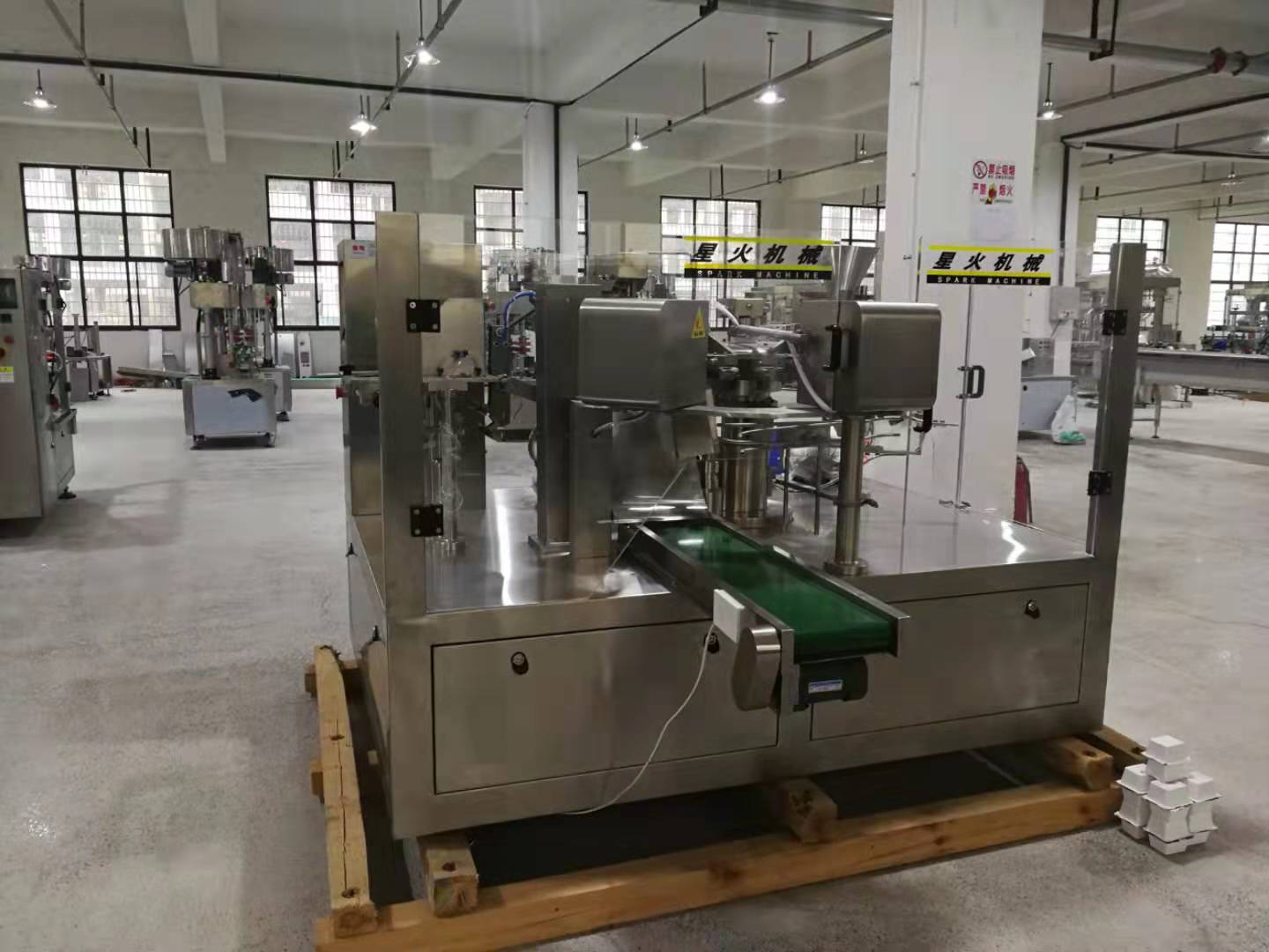 全自動給袋式醬料包裝機(jī)實現(xiàn)自動化、智能化(圖1)