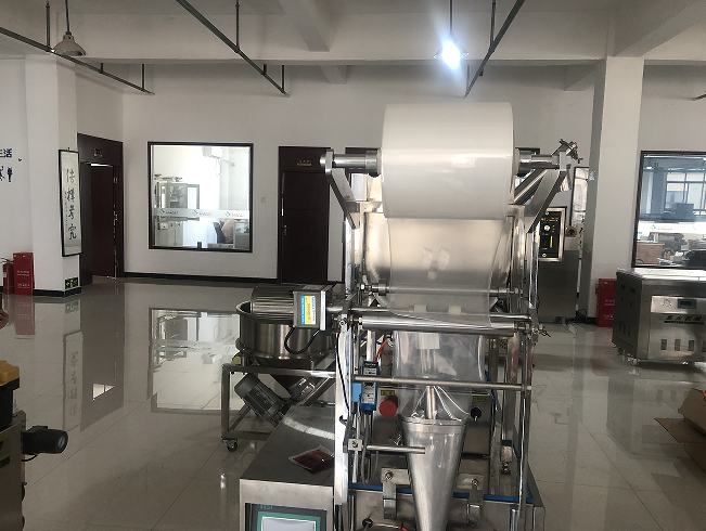 辣椒油食品包裝機-全自動辣椒油生產線設備人性化服務(圖1)